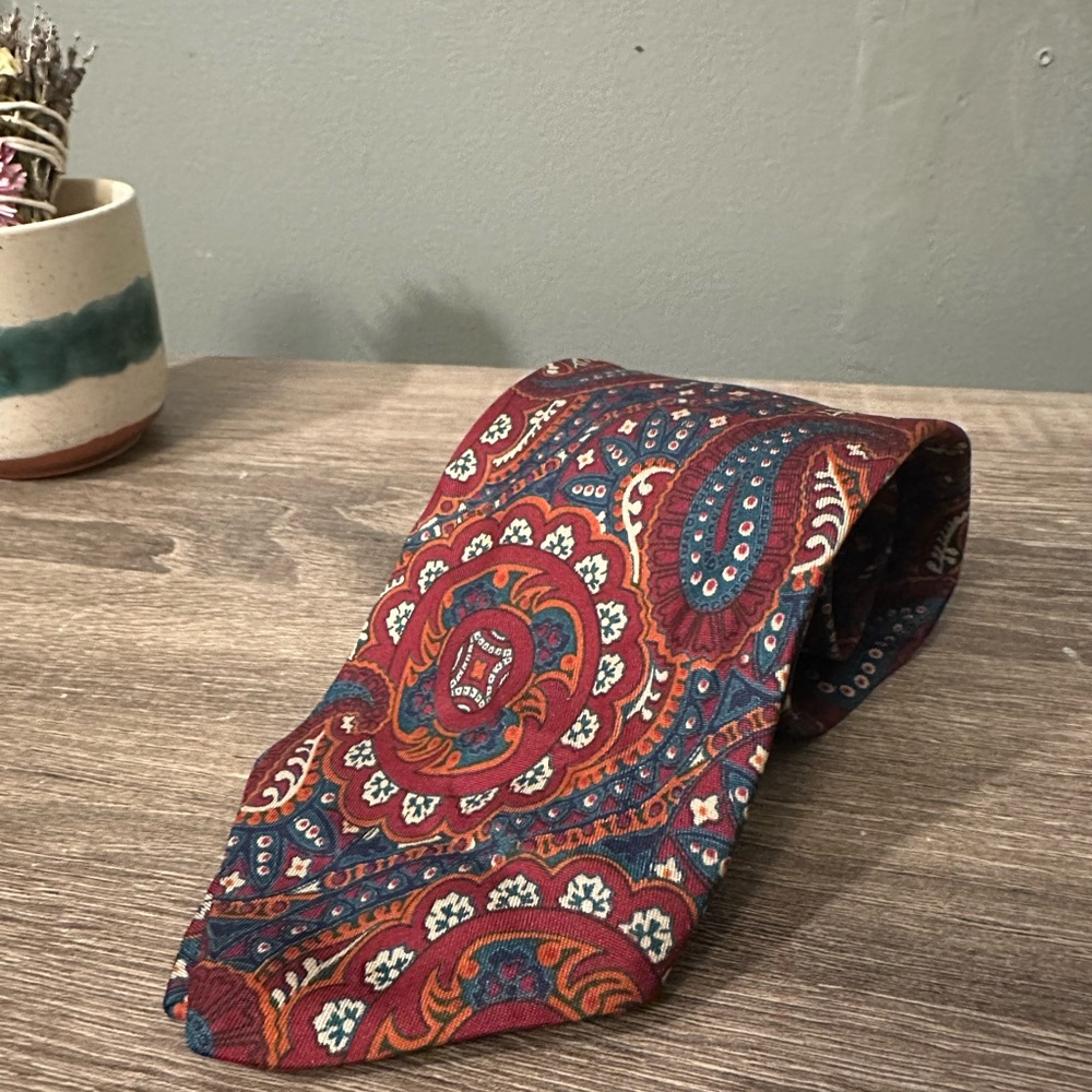 Abercrombie & Fitch Vintage Red and Blue Silk Paisley Tie